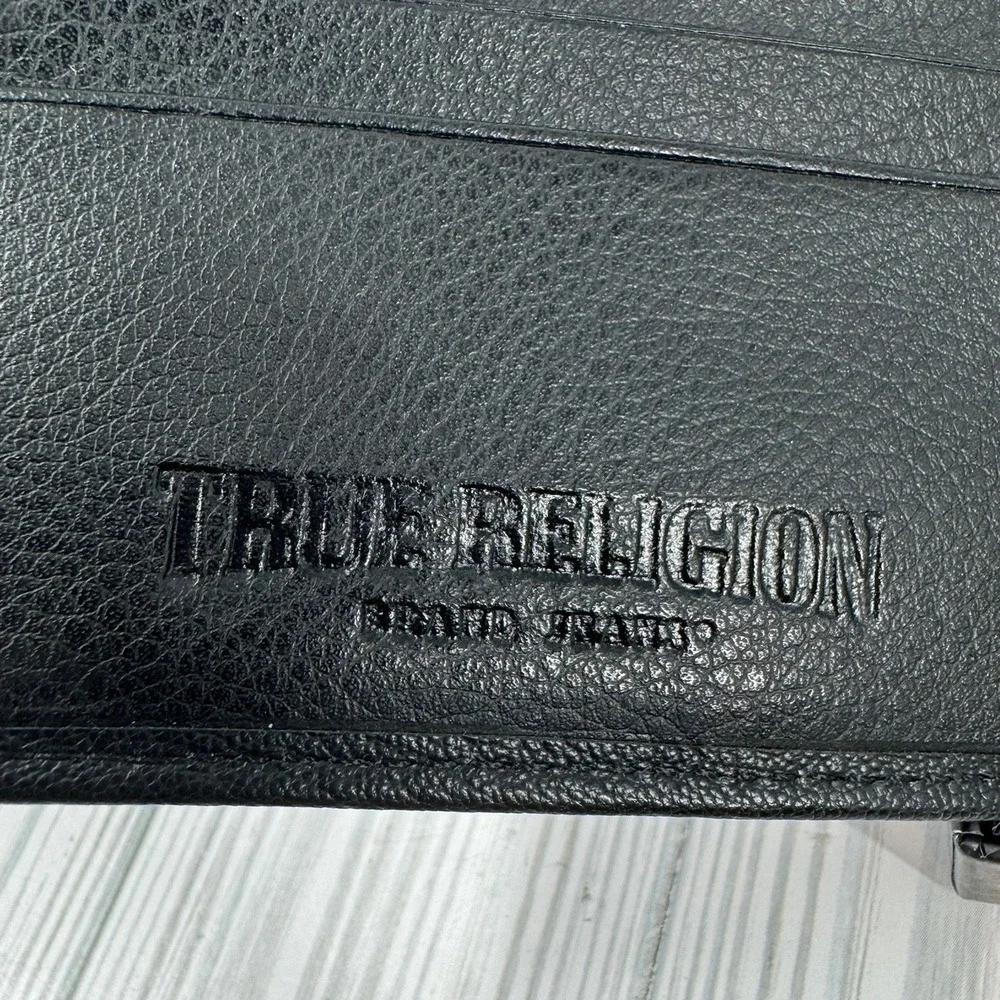 True Religion Mens Black Genuine Leather Sonny Bifold Wallet‎ Metal Logo Plate